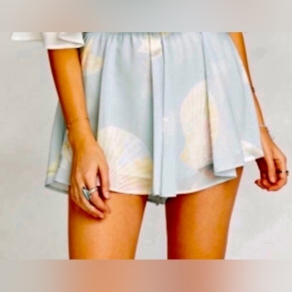 Show Me Your MUMU Shorts Seashell Print Size Small in EUC - Picture 1 of 9